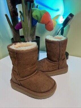 UGG Toddler Classic Chestnut Suede Shearling Girls Size 6 22.5 Warm Boots 5251T